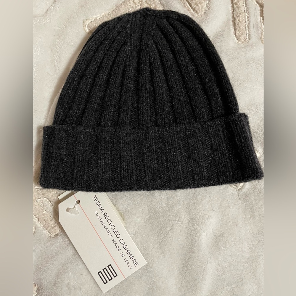 New TESMA Ribbed Cashmere Beanie